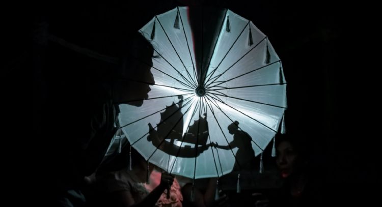 El eclipse de Carlos Olmos con Teatro de objetos y sombras