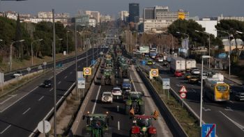 FMI mejora previsión de crecimiento de la economía mundial a 3.3% este año