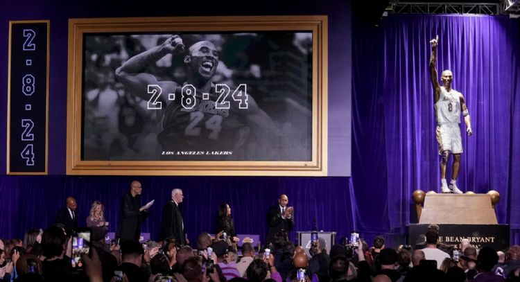 Kobe Bryant inmortalizado en estatua de bronce afuera de la arena de Los Lakers