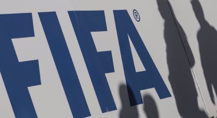 La FIFA aclara que es "incorrecto y prematuro" hablar de tarjetas azules en el futbol de élite
