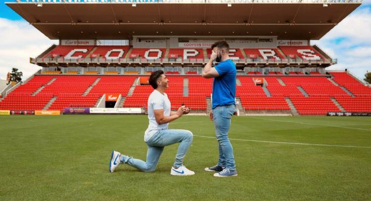 El futbolista Josh Cavallo le pide matrimonio a su novio en el estadio del Adelaide United