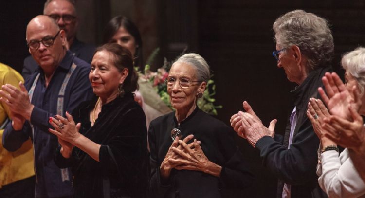Con homenaje en Bellas Artes reconocen trayectoria dancística de Gladiola Orozco