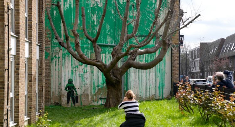 Banksy crea mural con árbol mutilado en Londres