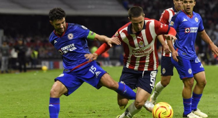 Cruz Azul goleó 3-0 a las Chivas en el Estadio Azteca