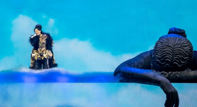 Mon Laferte, gala escénica de visuales y arte digital en el Palacio de los Deportes