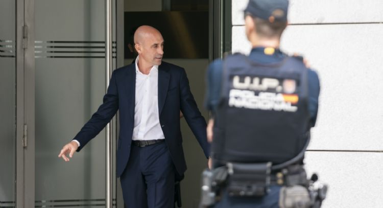 Fiscalía española pide dos años y medio de cárcel para Luis Rubiales por el caso Jenni Hermoso