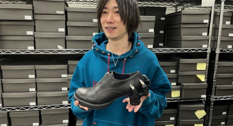 Diseñador de zapatos de Godzilla celebra alfombra roja de los Oscar