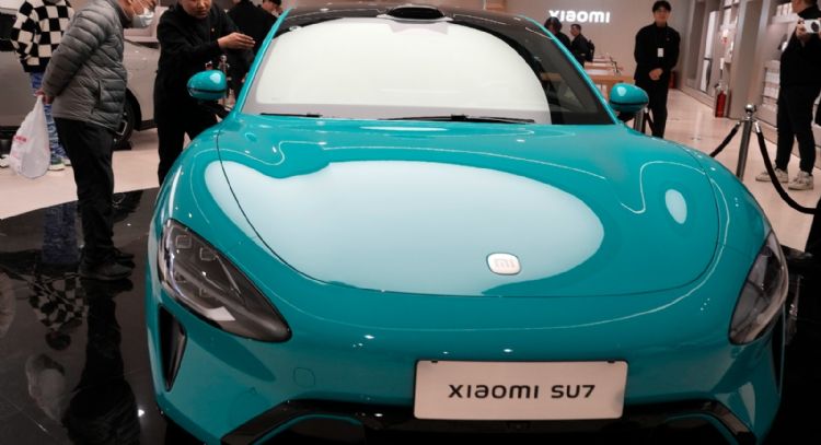 Xiaomi presenta su auto eléctrico y desata fiebre de pedidos (Video)