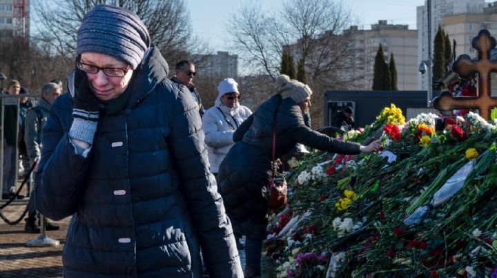 Cientos de simpatizantes hacen fila en homenaje a Navalni por tercer día consecutivo