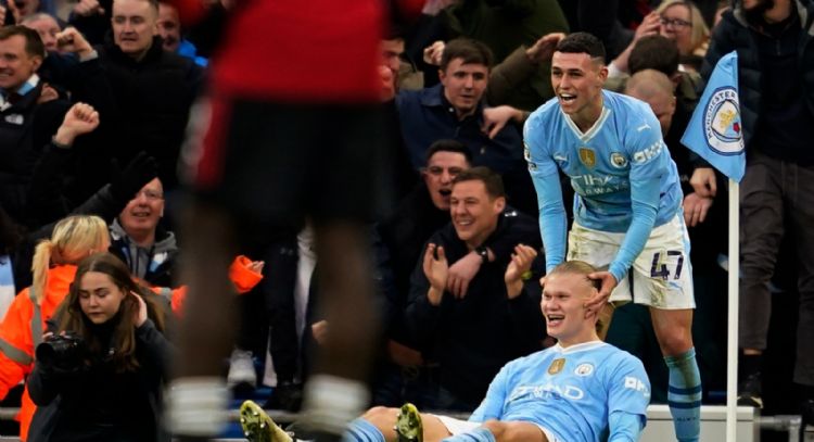 Foden lidera remontada de Manchester City para vencer 3-1 a Manchester United