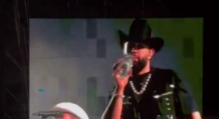 “Se me antoja echarme un perico”: Carín León durante un concierto en Hermosillo (Video)