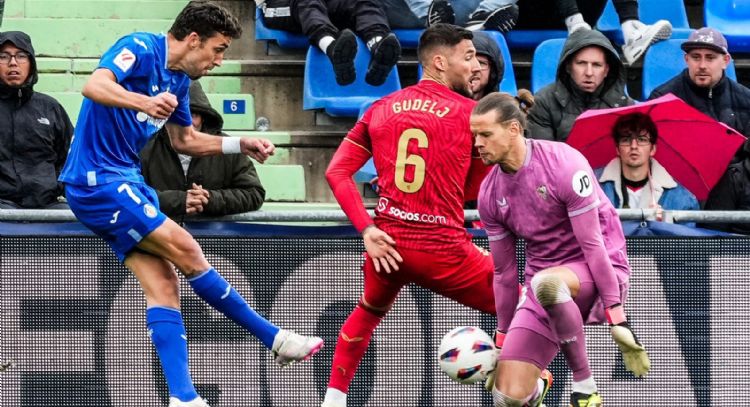 Canticos racistas contra el jugador y el entrenador del Sevilla