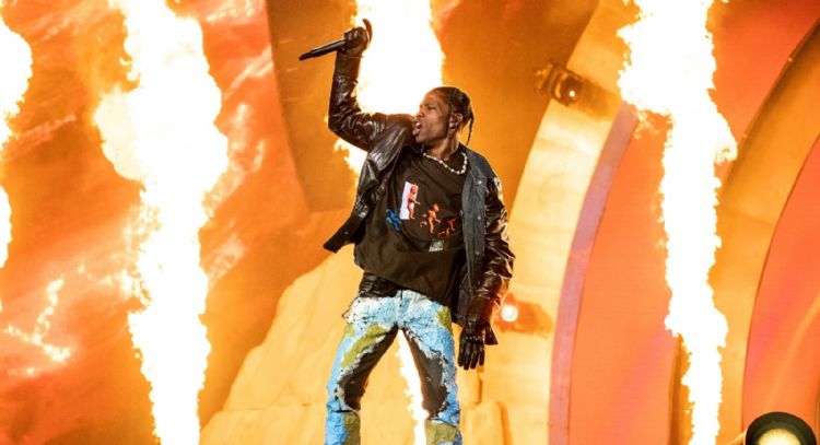Abogados de Travis Scott piden desestimar la demanda por muertes en el festival Astroworld