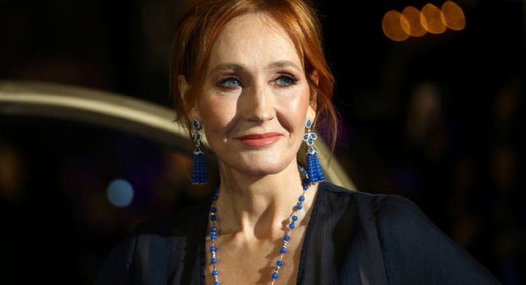 Policía exonera a JK Rowling por tuits contra la ley de tolerancia