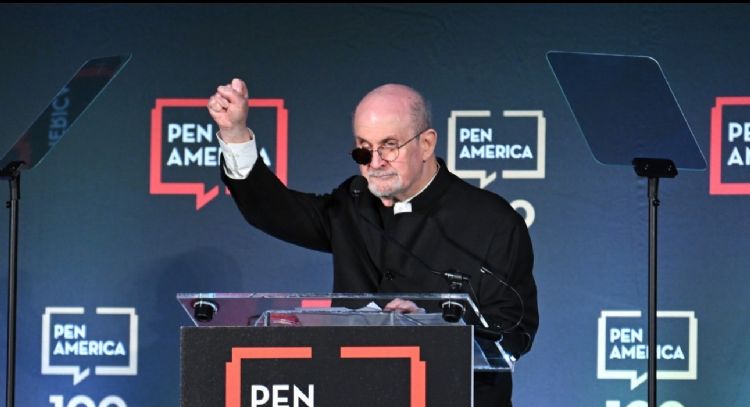 India podría levantar la prohibición de "Los versos satánicos" de Rushdie