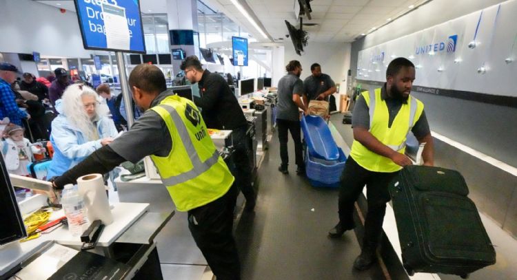 EU emite normas para obligar a aerolíneas a dar reembolsos en efectivo por vuelos demorados