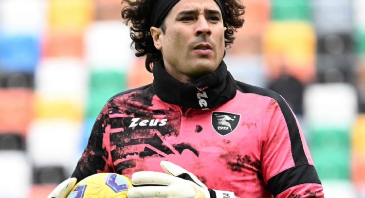 Memo Ochoa acumula su tercer descenso con clubes europeos