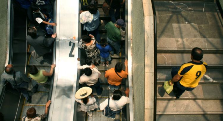 ¿Subir escaleras ayuda a vivir más tiempo? Esto dice la ciencia