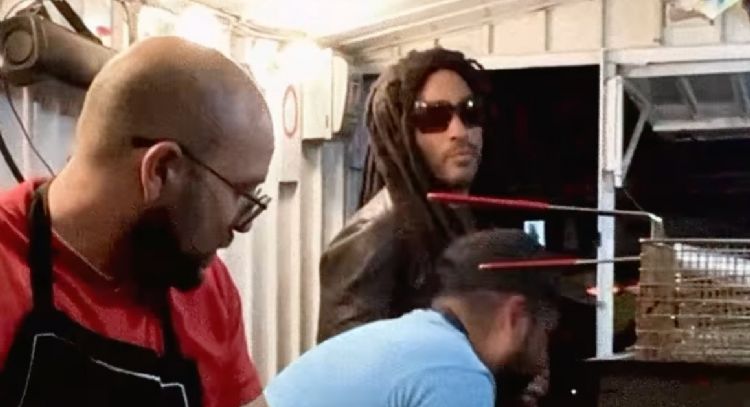 Lenny Kravitz en la CDMX: Baila en puesto ambulante de hamburguesas de la Escandón (Video)