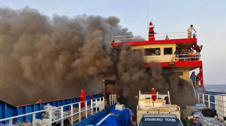 Pasajeros de transbordador saltan al mar para huir de un incendio en el Golfo de Tailandia (Videos)