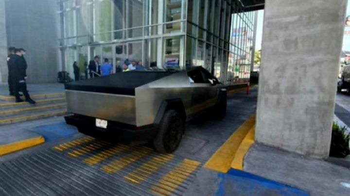 Samuel García estaciona su Cybertruck en rampa para discapacitados del ISSSTELEON (Video)