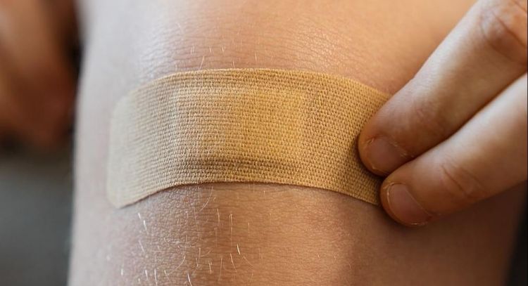 Advierten riesgos de usar bandas adhesivas que contengan sustancias cancerígenas