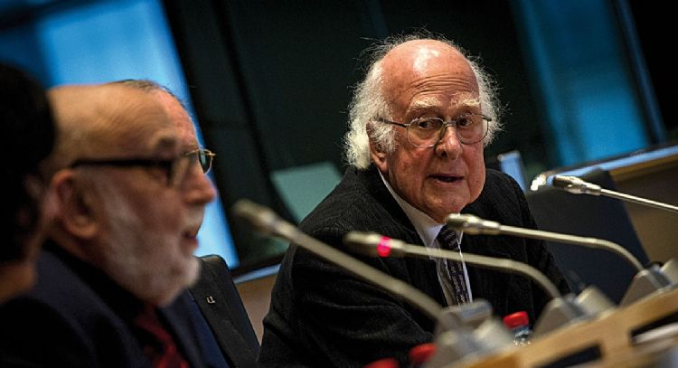 La partícula de Dios: El físico que planteó la existencia del bosón de Higgs muere a los 94 años