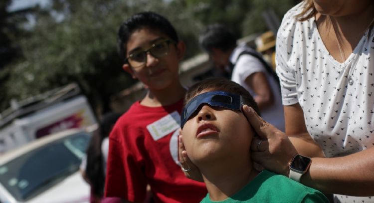 Tras eclipse solar, búsquedas por “dolor de ojos” aumentaron en Google