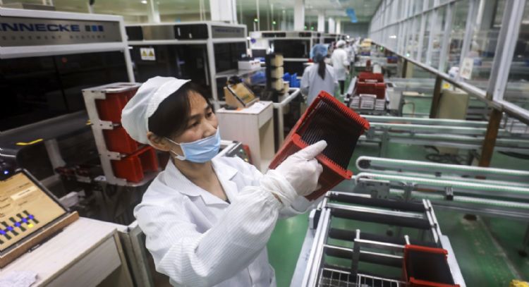 China investigará a la empresa matriz de Tommy Hilfiger por supuesto boicot de productos de Xinjiang