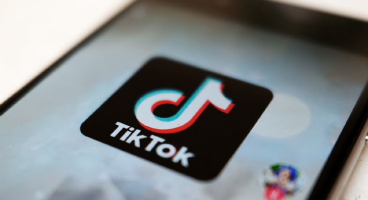 TikTok lanza chats grupales de hasta 32 personas