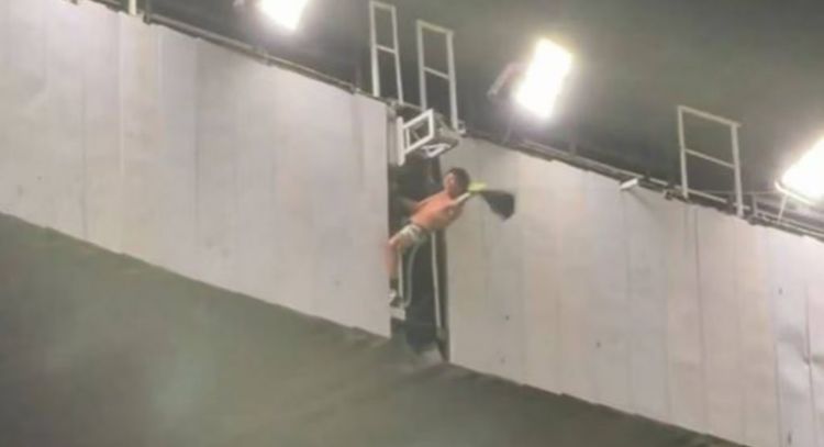 Arrestan al aficionado del América que subió al techo del estadio Azteca
