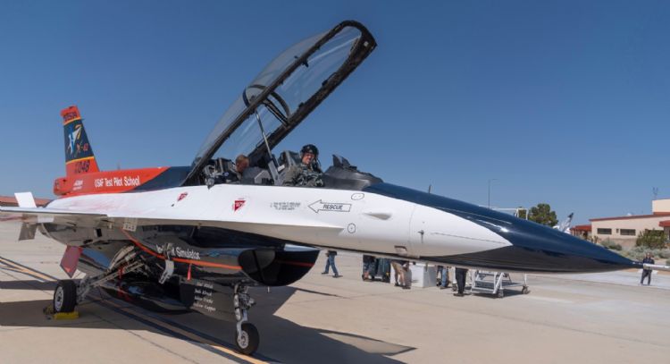 Avión de combate controlado por IA lleva de paseo al líder de la Fuerza Aérea de EU