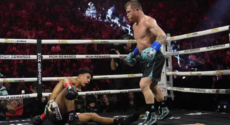 Canelo Álvarez gana por decisión unánime a Munguía