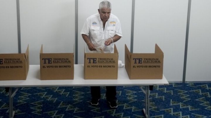 Panamá vota en elecciones en las que el sustituto del expresidente Martinelli llega como favorito