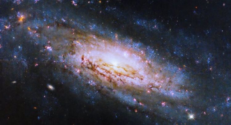 Hubble observa una galaxia a 50 millones de años luz con un agujero negro voraz