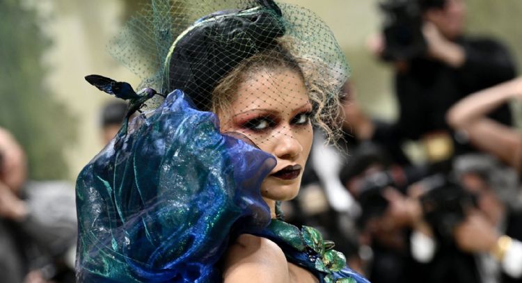 La Met Gala florece con Zendaya, Jennifer Lopez y Mindy Kaling