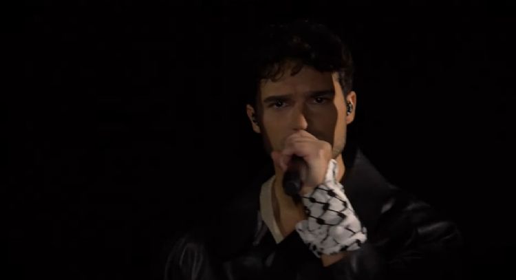 Eurovisión y TV sueca lamentan que un artista invitado haya sacado un pañuelo palestino (Video)