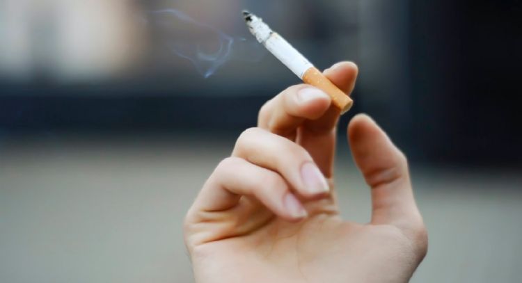 Dentistas alertan de los riesgos del tabaco y los cigarrillos electrónicos en la salud bucal
