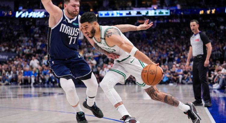 Celtics frenan la reacción de Dallas y acarician el anillo de la NBA
