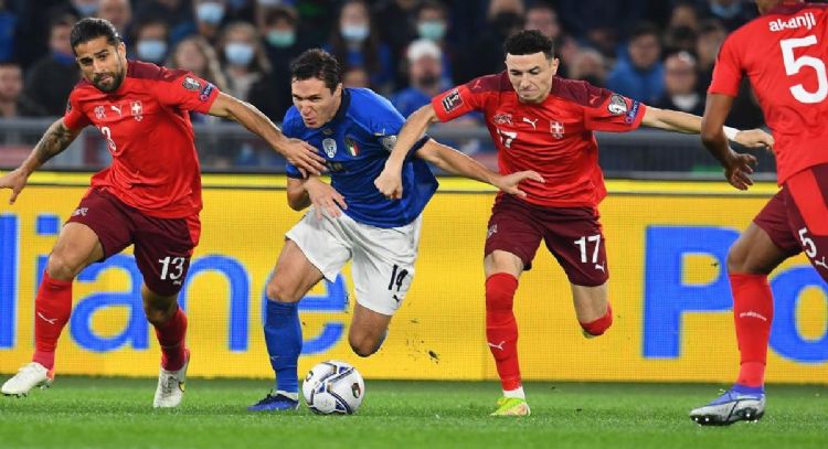 Italia cumple contra Albania y gana 2-1