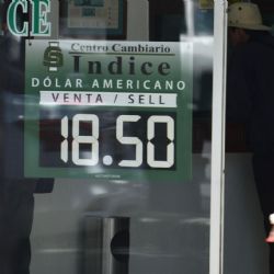 Peso gana por un dólar que se debilita ante expectativa de recortes de la Fed