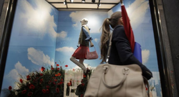 Ventas mundiales de artículos de lujo están cayendo en medio de crisis de creatividad, dice estudio
