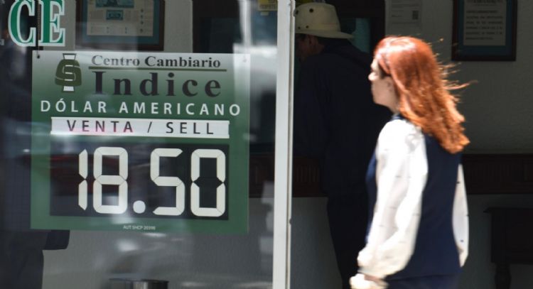 El peso avanza frente al dólar tras dato de inflación en EU