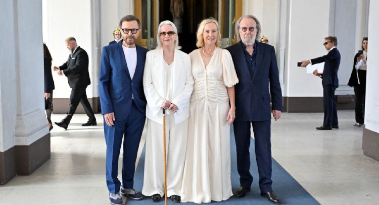 El cuarteto de pop sueco ABBA es condecorado por el rey de Suecia
