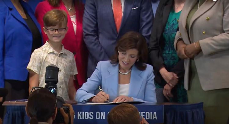 Nueva York aprueba proyecto de ley que limita feeds "adictivos" para niños en redes sociales