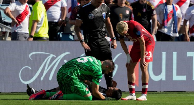 Árbitro se desploma en pleno partido de la Copa América (Videos)