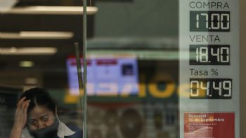 Peso pierde por recorte de la Fed en Estados Unidos