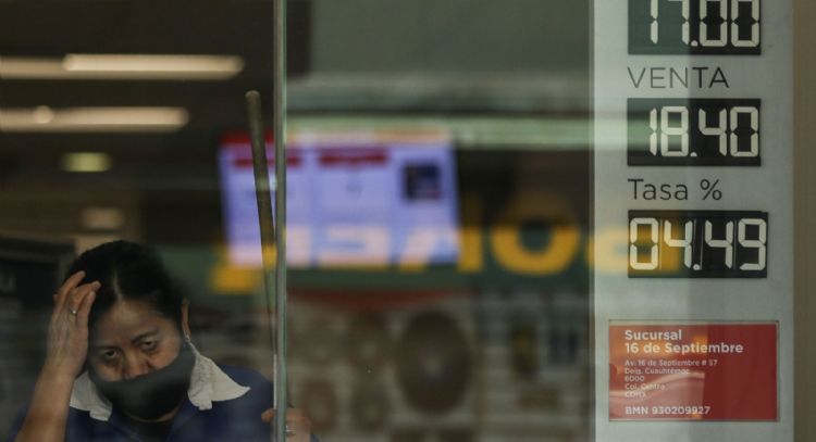 El peso arranca la semana con retroceso ante avance del dólar e incertidumbre por Trump