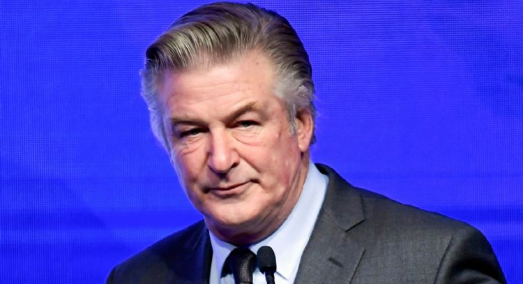 Jueza niega la solicitud de desestimar caso de Alec Baldwin; será juzgado en julio