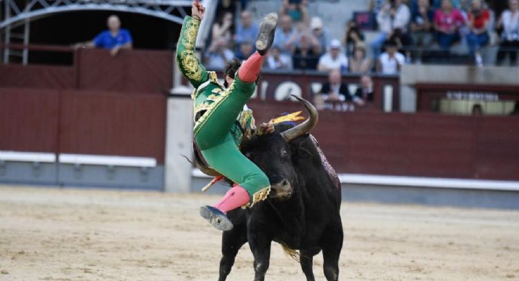 Torero mexicano sufrió una cornada de 20 centímetros en la espalda